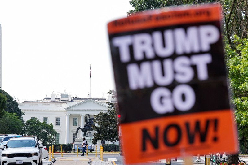 Orang-orang berunjuk rasa setelah Presiden AS Donald Trump mengumumkan akan mengerahkan Garda Nasional ke ibu kota negara dan menempatkan Departemen Kepolisian Metropolitan D.C. di bawah kendali federal, di Washington, D.C., AS, 11 Agustus 2025. (REUTERS/Ken Cedeno)