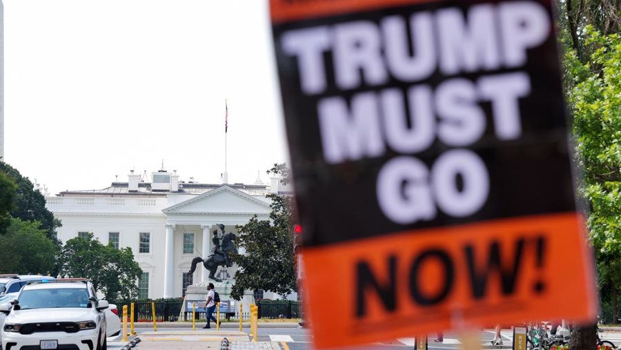 Orang-orang berunjuk rasa setelah Presiden AS Donald Trump mengumumkan akan mengerahkan Garda Nasional ke ibu kota negara dan menempatkan Departemen Kepolisian Metropolitan D.C. di bawah kendali federal, di Washington, D.C., AS, 11 Agustus 2025. (REUTERS/Ken Cedeno)