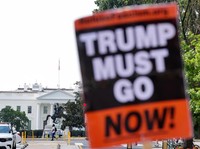Sebuah tanda terlihat selama protes di dekat Gedung Putih, saat Presiden AS Donald Trump mengumumkan bahwa ia akan menempatkan Departemen Kepolisian Metropolitan D.C. di bawah kendali federal langsung dan mengerahkan pasukan Garda Nasional ke Washing
