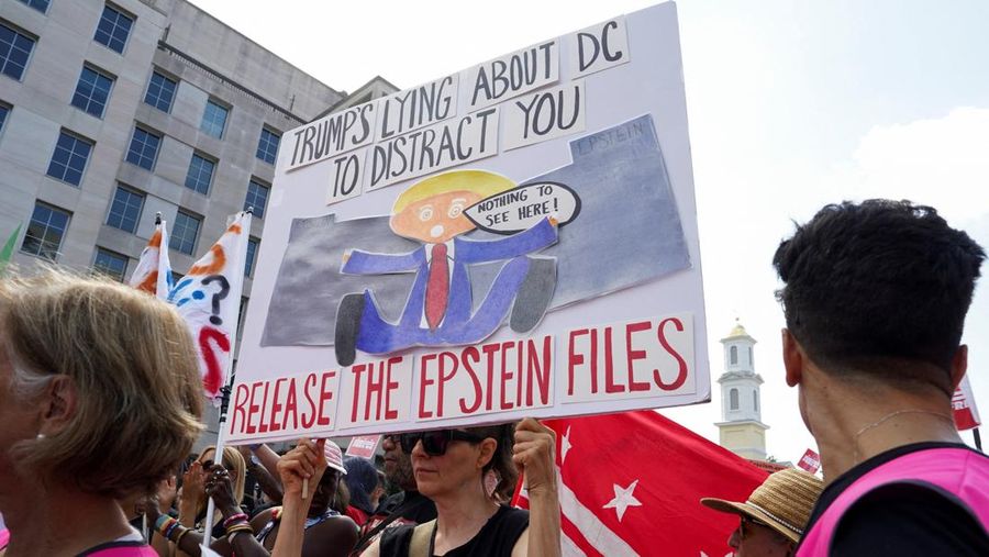 Orang-orang berunjuk rasa setelah Presiden AS Donald Trump mengumumkan akan mengerahkan Garda Nasional ke ibu kota negara dan menempatkan Departemen Kepolisian Metropolitan D.C. di bawah kendali federal, di Washington, D.C., AS, 11 Agustus 2025. (REUTERS/Ken Cedeno)