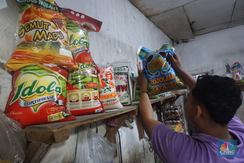 Ketersedian beras premium kemasan di beberapa peritel modern terpantau masih kosong. Mayoritas peritel modern yang ditemui CNBC Indonesia belum mengisi lagi rak-rak beras premium kemasan. (CNBC Indonesia/Muhamad Sabki) Ketersedian beras premium kemasan di beberapa peritel modern terpantau masih kosong. Mayoritas peritel modern yang ditemui CNBC Indonesia belum mengisi lagi rak-rak beras premium kemasan. (CNBC Indonesia/Muhamad Sabki)