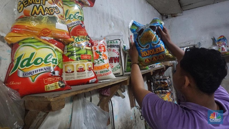 Ketersedian beras premium kemasan di beberapa peritel modern terpantau masih kosong. Mayoritas peritel modern yang ditemui CNBC Indonesia belum mengisi lagi rak-rak beras premium kemasan. (CNBC Indonesia/Muhamad Sabki)