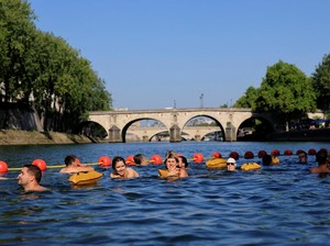 Hobi Baru di Tengah Panasnya Paris, Berenang di Sungai Seine
