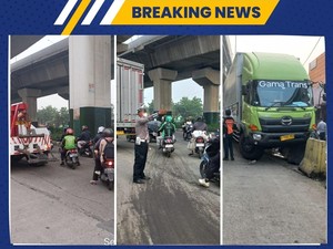 Truk Tabrak Separator di Jl Raya Bekasi Arah Pulogadung, Lalin Macet
