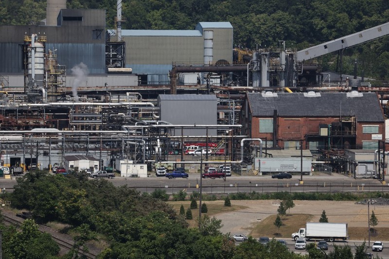 Asap mengepul dari ledakan di pabrik U.S. Steel Clairton Coke Works di Clairton, Pennsylvania, AS, 11 Agustus 2025 dalam tangkapan layar yang diperoleh dari video media sosial. Asap mengepul dari ledakan di pabrik U.S. Steel Clairton Coke Works di Clairton, Pennsylvania, AS, 11 Agustus 2025 dalam tangkapan layar yang diperoleh dari video media sosial. (Courtesy of CREATE LAB/ BREATHE PROJECT/via REUTERS)