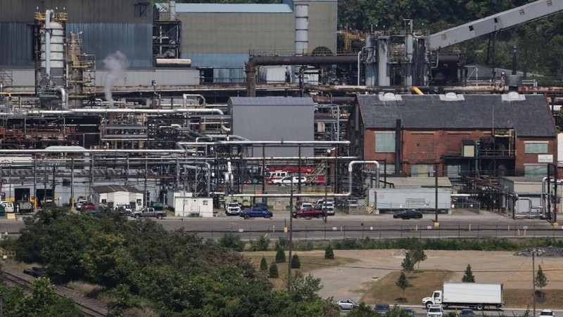 Asap mengepul dari ledakan di pabrik U.S. Steel Clairton Coke Works di Clairton, Pennsylvania, AS, 11 Agustus 2025 dalam tangkapan layar yang diperoleh dari video media sosial. (Courtesy of CREATE LAB/ BREATHE PROJECT/via REUTERS)