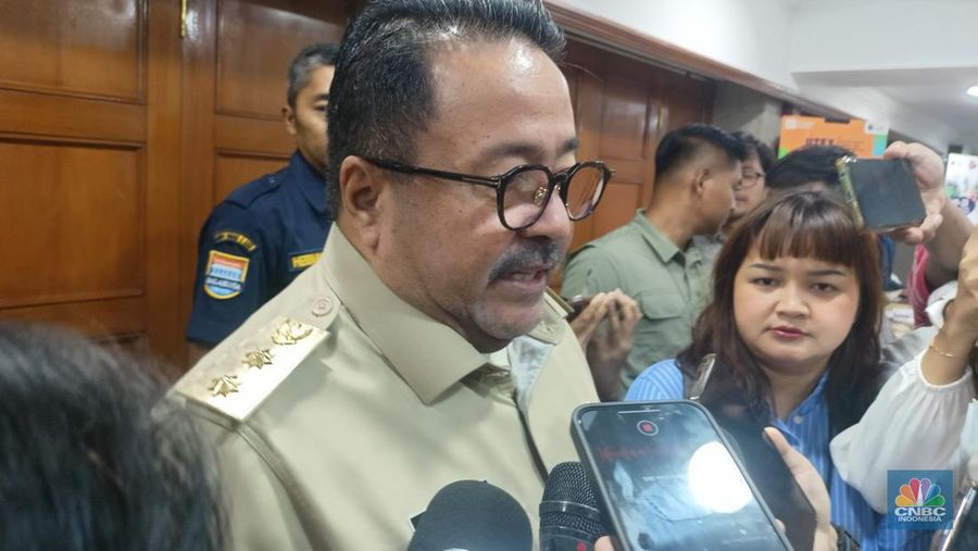 Wakil Gubernur DKI Jakarta Rano Karno di Balai Kota, Selasa (12/8/2025). (CNBC Indonesia/Ferry Sandi)