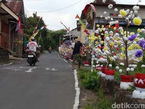Sambut HUT RI, Kampung di Magelang Berhias Bunga Cantik Berbahan Limbah Plastik