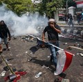Kacau! Demo Bupati Pati Ricuh, Massa Lempar Air Mineral hingga Sandal