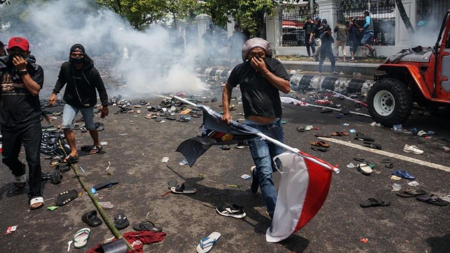 Aksi demo Bupati Pati Sudewo di depan Kantor Bupati, Jawa Tengah, Rabu (13/8/2025). (AFP)