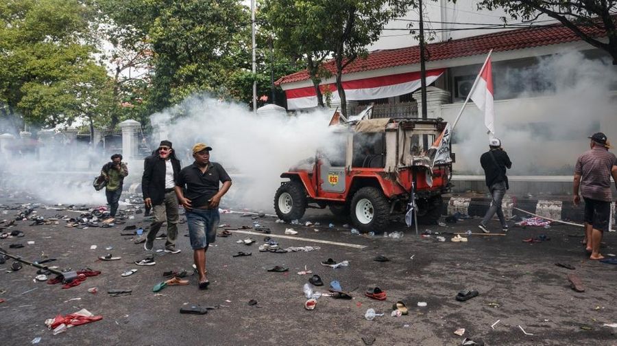 Aksi demo Bupati Pati Sudewo di depan Kantor Bupati, Jawa Tengah. Aksi demo Bupati Pati Sudewo di depan Kantor Bupati, Jawa Tengah, Rabu (13/8/2025). (AFP)