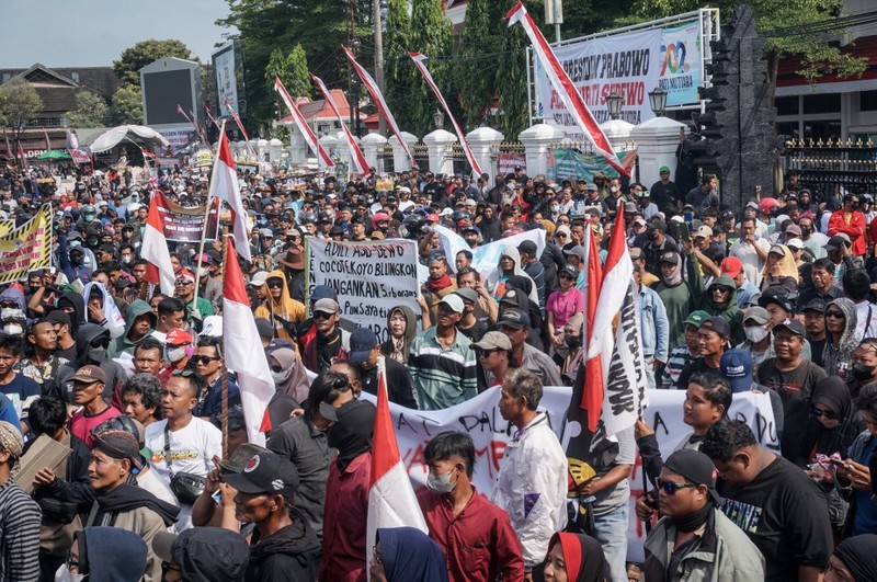Aksi demo Bupati Pati Sudewo di depan Kantor Bupati, Jawa Tengah. Aksi demo Bupati Pati Sudewo di depan Kantor Bupati, Jawa Tengah, Rabu (13/8/2025). (AFP)