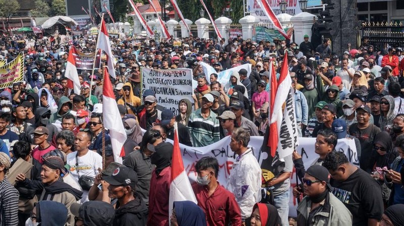 Aksi demo Bupati Pati Sudewo di depan Kantor Bupati, Jawa Tengah, Rabu (13/8/2025). (AFP)