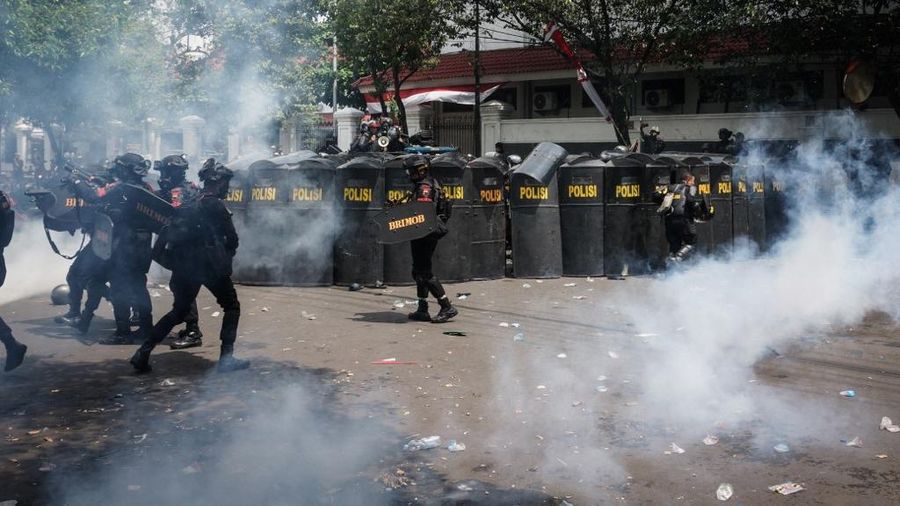 Aksi demo Bupati Pati Sudewo di depan Kantor Bupati, Jawa Tengah, Rabu (13/8/2025). (AFP)