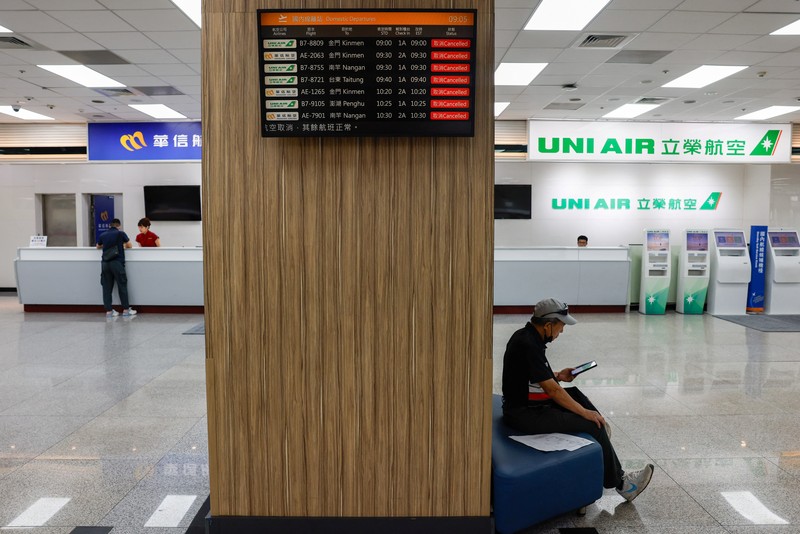 ASIA-WEATHER/TAIWAN A screen displays information on cancelled domestic flights, as Typhoon Podul approaches the country, in Taipei, Taiwan August 13, 2025. REUTERS/Ann Wang