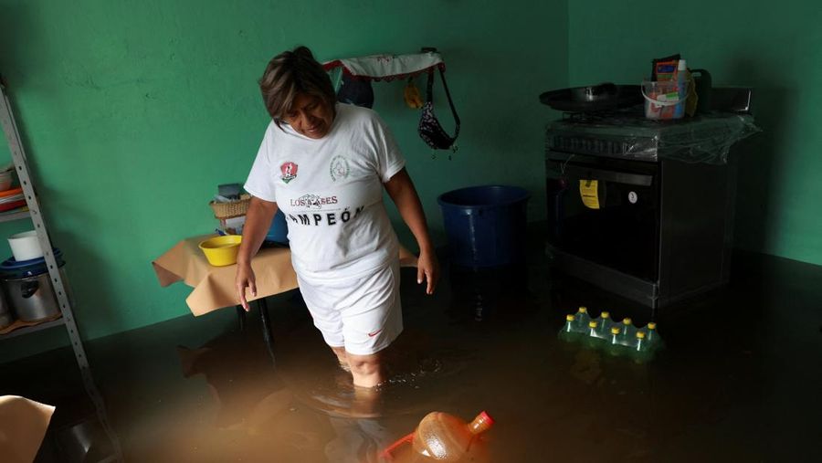Foto udara menunjukkan banjir merendam rumah warga di Nezahualcoyotl, di pinggiran Kota Meksiko, Meksiko, Selasa (12/8/2025). (REUTERS/Henry Romero)