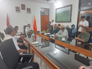 Tolak Toko Serba 35, Warga Adonara Geruduk Kantor Bupati Flores Timur