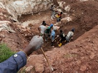 Seorang buruh membawa sekop sambil berjalan di tambang coltan Rubaya, di kota Rubaya, yang dikuasai pemberontak M23, di Republik Demokratik Kongo bagian timur, 24 Maret 2025. REUTERS/Zohra Bensemra