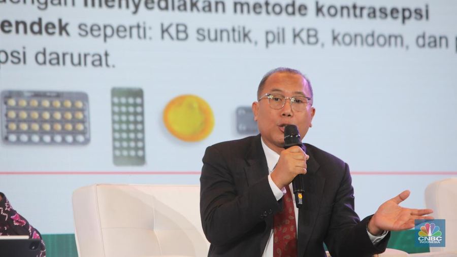 Corporate & Goverment Relation Manager DKT Indonesia, Basuki Dwi Harjanto menyampaikan paparan dalam acara Health Summit di 25hours Hotel The Oddbird, Jakarta, Rabu (13/8/2025). (CNBC Indonesia/Faisal Rahman)