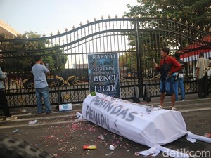Suasana Jelang Demo Bupati Pati Sudewo, Ada Keranda Mayat-Truk Tronton