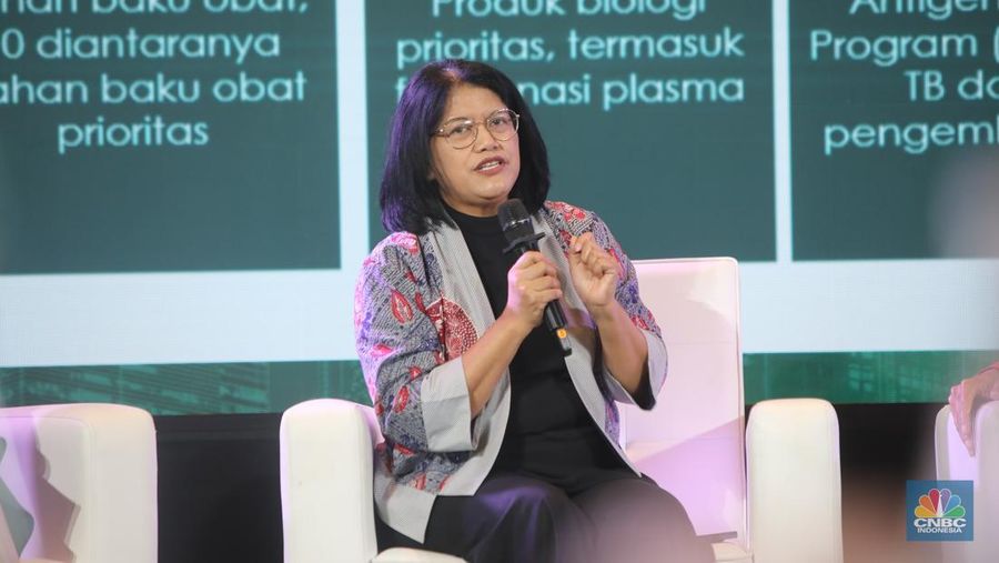 Direktur Jendral Farmasi dan Alat Kesehatan Kementerian Kesehatan, L. Rizkia Andalusia menyampaikan paparan dalam acara Health Summit di 25hours Hotel The Oddbird, Jakarta, Rabu (13/8/2025). (CNBC Indonesia/Faisal Rahman)