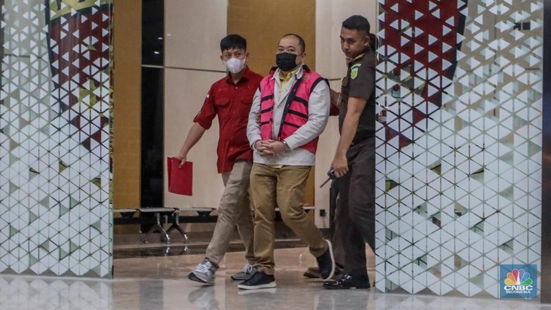 Direktur Utama PT Sri Rejeki Isman Tbk (Sritex) Iwan Kurniawan Lukminto (IKL) berjalan menuju mobil tahanan di Gedung Jampidsus, Kejaksaan Agung (Kejagung), Jakarta, Rabu (13/8/2025). (CNBC Indonesia/Faisal Rahman)