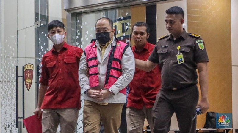 Direktur Utama PT Sri Rejeki Isman Tbk (Sritex) Iwan Kurniawan Lukminto (IKL) berjalan menuju mobil tahanan di Gedung Jampidsus, Kejaksaan Agung (Kejagung), Jakarta, Rabu (13/8/2025). (CNBC Indonesia/Faisal Rahman)