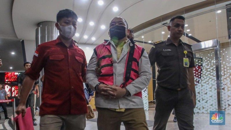 Direktur Utama PT Sri Rejeki Isman Tbk (Sritex) Iwan Kurniawan Lukminto (IKL) berjalan menuju mobil tahanan di Gedung Jampidsus, Kejaksaan Agung (Kejagung), Jakarta, Rabu (13/8/2025). (CNBC Indonesia/Faisal Rahman)