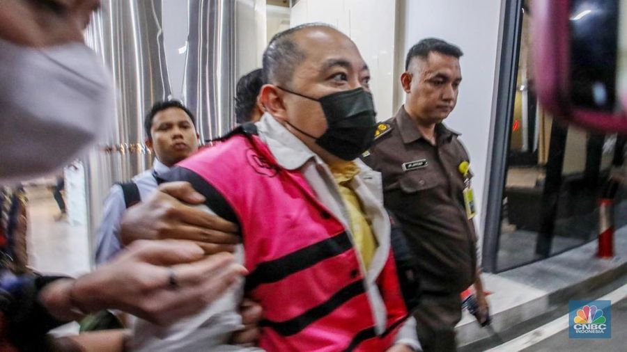 Direktur Utama PT Sri Rejeki Isman Tbk (Sritex) Iwan Kurniawan Lukminto (IKL) berjalan menuju mobil tahanan di Gedung Jampidsus, Kejaksaan Agung (Kejagung), Jakarta, Rabu (13/8/2025). (CNBC Indonesia/Faisal Rahman)