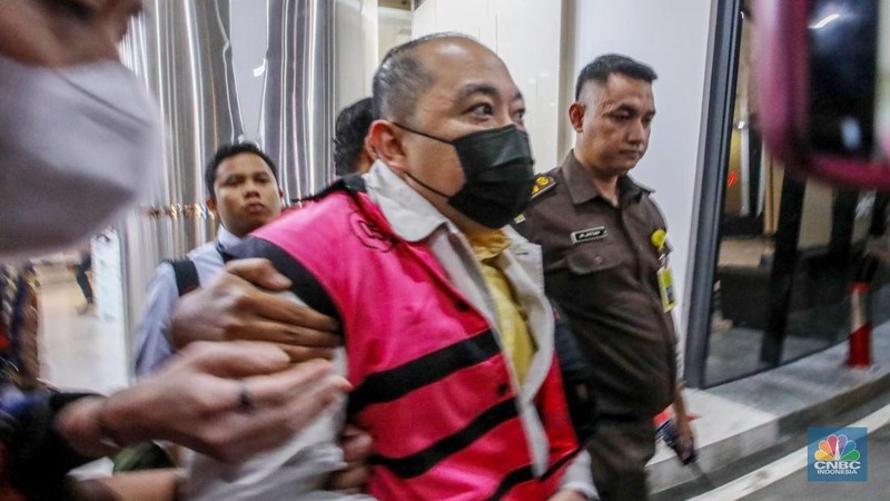 Direktur Utama PT Sri Rejeki Isman Tbk (Sritex) Iwan Kurniawan Lukminto (IKL) berjalan menuju mobil tahanan di Gedung Jampidsus, Kejaksaan Agung (Kejagung), Jakarta, Rabu (13/8/2025). (CNBC Indonesia/Faisal Rahman)
