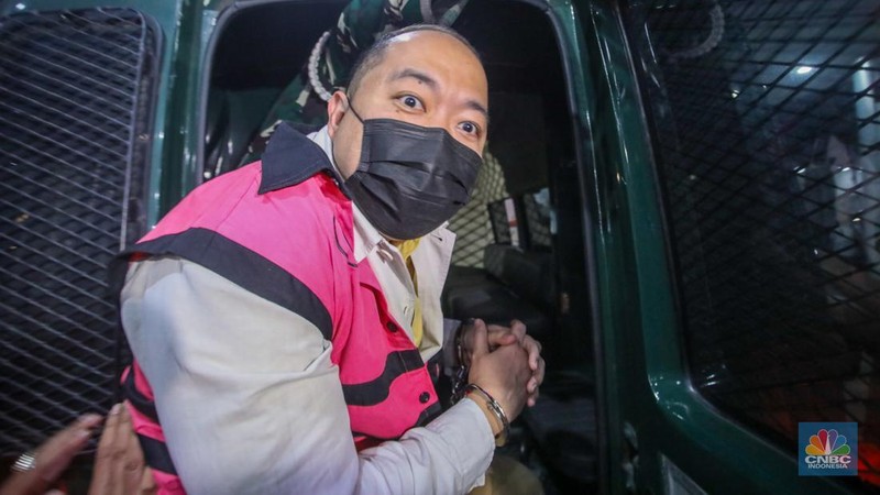 Direktur Utama PT Sri Rejeki Isman Tbk (Sritex) Iwan Kurniawan Lukminto (IKL) berjalan menuju mobil tahanan di Gedung Jampidsus, Kejaksaan Agung (Kejagung), Jakarta, Rabu (13/8/2025). (CNBC Indonesia/Faisal Rahman)