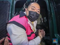 Pakai Rompi Pink-Diborgol, Potret Bos Sritex Tersangka Korupsi Kredit