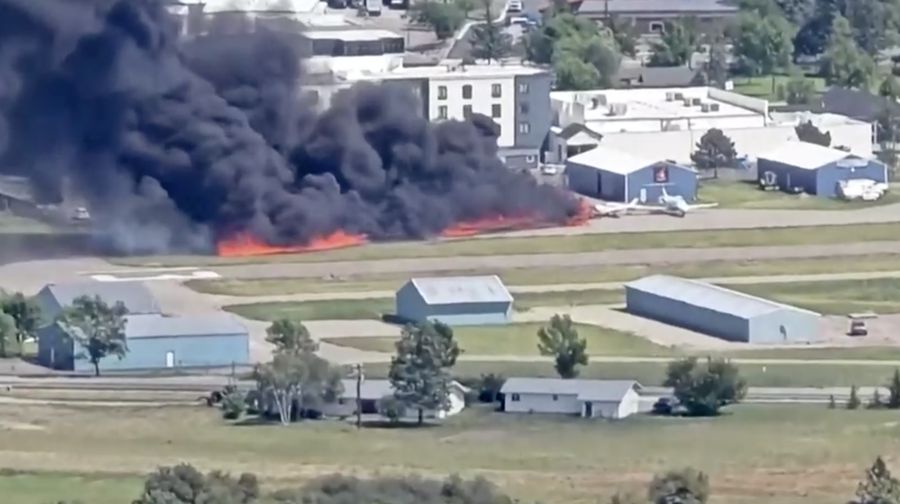 Dua orang dilaporkan terluka setelah sebuah pesawat kecil bertabrakan dengan pesawat lain saat mendarat di Bandara Kota Kalispell di Montana Barat Laut. Kredit video: Scott Carpenter/TMX via Reuters