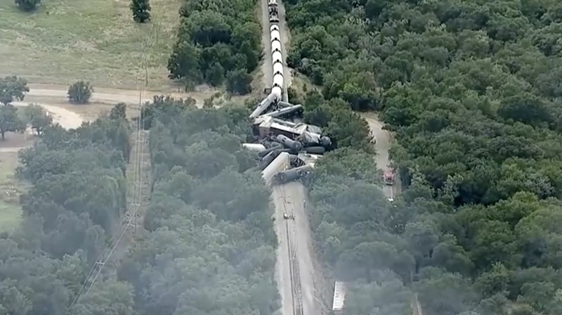 Foto udara menunjukkan dampak dari tergelincirnya kereta Union Pacific di Palo Pinto, Texas. (Tangkapan Layar Reuters TV)