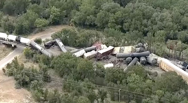 Foto udara menunjukkan dampak dari tergelincirnya kereta Union Pacific di Palo Pinto, Texas. (Tangkapan Layar Reuters TV) Foto udara menunjukkan dampak dari tergelincirnya kereta Union Pacific di Palo Pinto, Texas. (Tangkapan Layar Reuters TV)