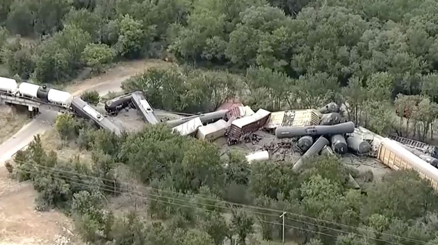 Foto udara menunjukkan dampak dari tergelincirnya kereta Union Pacific di Palo Pinto, Texas. (Tangkapan Layar Reuters TV)