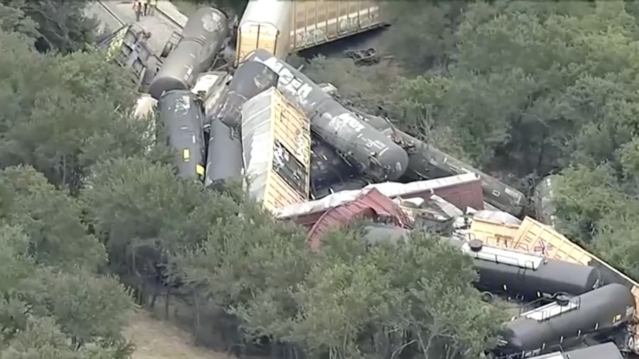 Foto udara menunjukkan dampak dari tergelincirnya kereta Union Pacific di Palo Pinto, Texas. (Tangkapan Layar Reuters TV)
