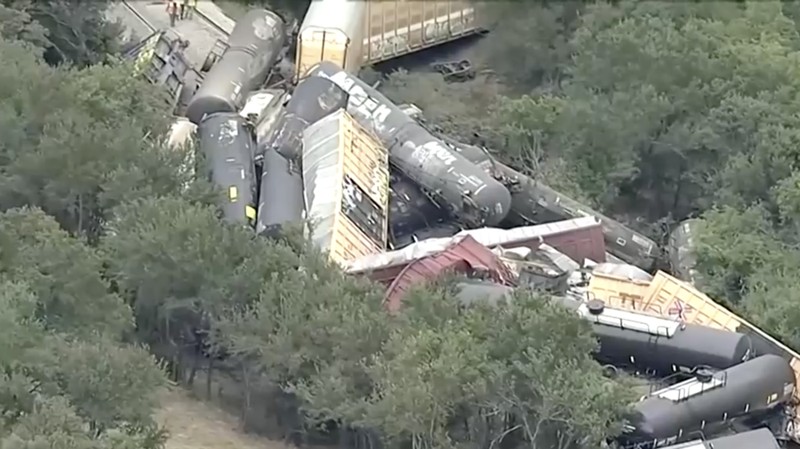 Foto udara menunjukkan dampak dari tergelincirnya kereta Union Pacific di Palo Pinto, Texas. (Tangkapan Layar Reuters TV)