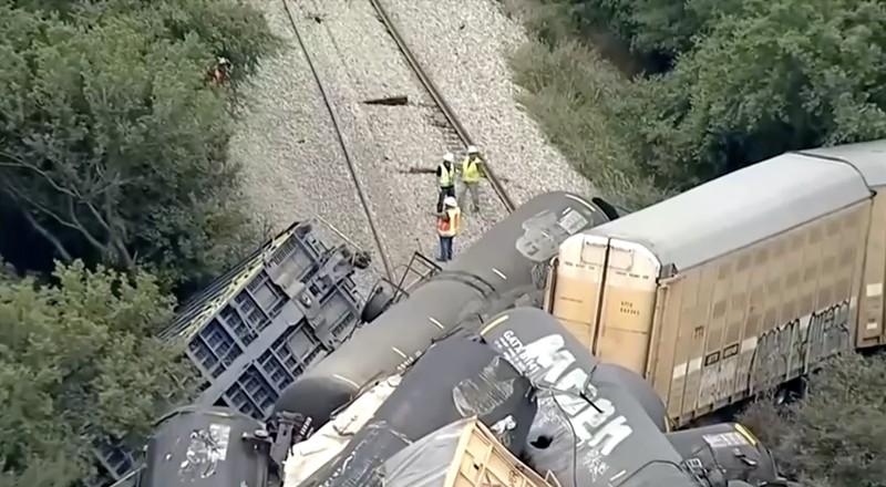 Foto udara menunjukkan dampak dari tergelincirnya kereta Union Pacific di Palo Pinto, Texas. (Tangkapan Layar Reuters TV) Foto udara menunjukkan dampak dari tergelincirnya kereta Union Pacific di Palo Pinto, Texas. (Tangkapan Layar Reuters TV)