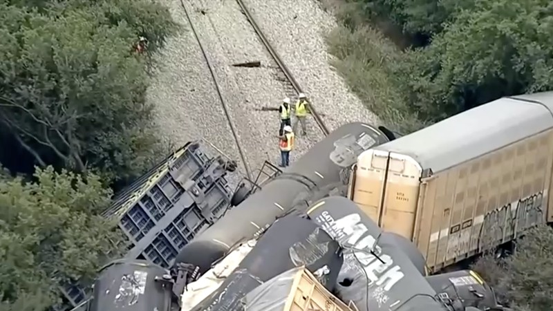Foto udara menunjukkan dampak dari tergelincirnya kereta Union Pacific di Palo Pinto, Texas. (Tangkapan Layar Reuters TV)