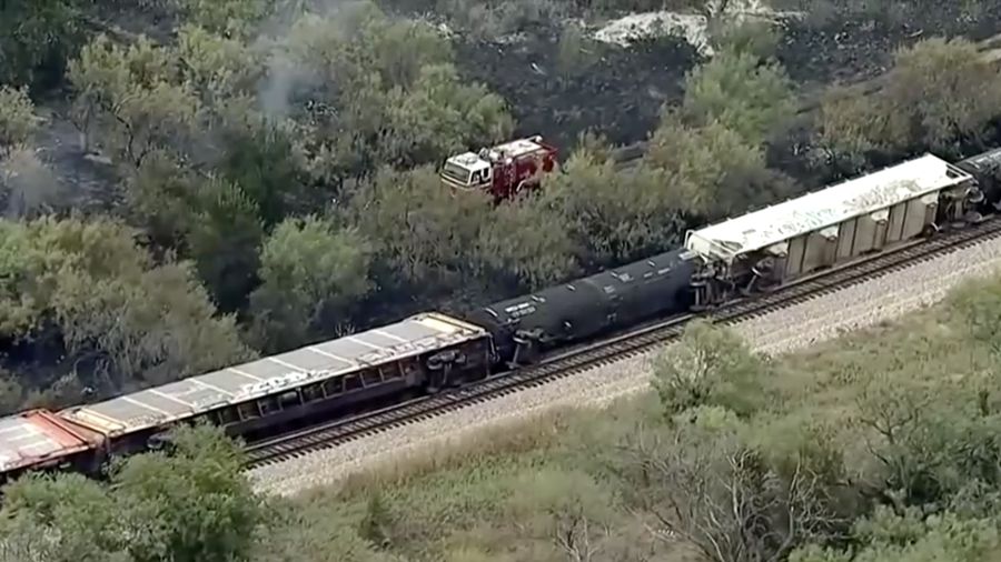 Foto udara menunjukkan dampak dari tergelincirnya kereta Union Pacific di Palo Pinto, Texas. (Tangkapan Layar Reuters TV)
