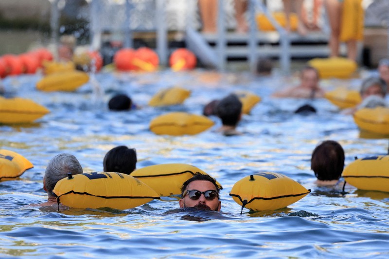 Gelombang cuaca panas yang melanda kawasan Eropa. Di Paris Perancis, rata-rata setiap hari puluhan orang menceburkan diri ke sungai Seine, karena suhu semakin panas. Gelombang cuaca panas yang melanda kawasan Eropa. Di Paris Perancis, rata-rata setiap hari puluhan orang menceburkan diri ke sungai Seine, karena suhu semakin panas. (REUTERS/Abdul Saboor)