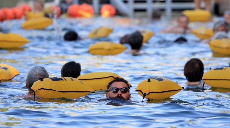 Gelombang cuaca panas yang melanda kawasan Eropa. Di Paris Perancis, rata-rata setiap hari puluhan orang menceburkan diri ke sungai Seine, karena suhu semakin panas. (REUTERS/Abdul Saboor)