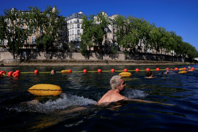 Gelombang cuaca panas yang melanda kawasan Eropa. Di Paris Perancis, rata-rata setiap hari puluhan orang menceburkan diri ke sungai Seine, karena suhu semakin panas. Gelombang cuaca panas yang melanda kawasan Eropa. Di Paris Perancis, rata-rata setiap hari puluhan orang menceburkan diri ke sungai Seine, karena suhu semakin panas. (REUTERS/Abdul Saboor)