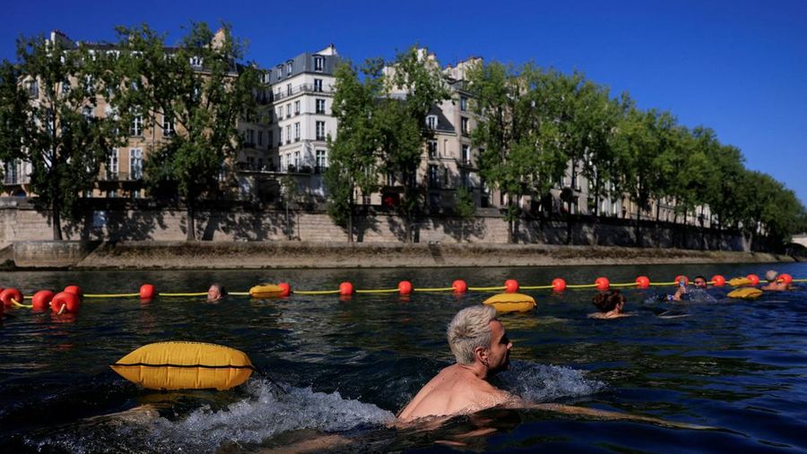 Gelombang cuaca panas yang melanda kawasan Eropa. Di Paris Perancis, rata-rata setiap hari puluhan orang menceburkan diri ke sungai Seine, karena suhu semakin panas. (REUTERS/Abdul Saboor)