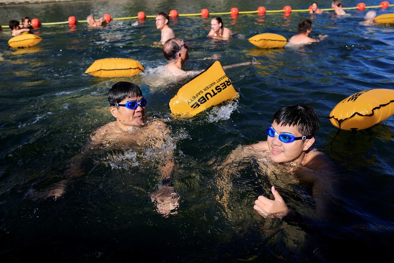 Gelombang cuaca panas yang melanda kawasan Eropa. Di Paris Perancis, rata-rata setiap hari puluhan orang menceburkan diri ke sungai Seine, karena suhu semakin panas. Gelombang cuaca panas yang melanda kawasan Eropa. Di Paris Perancis, rata-rata setiap hari puluhan orang menceburkan diri ke sungai Seine, karena suhu semakin panas. (REUTERS/Abdul Saboor)