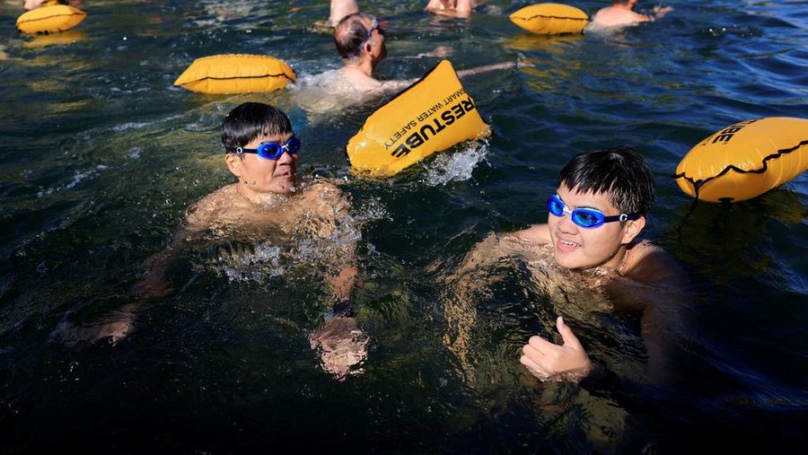Gelombang cuaca panas yang melanda kawasan Eropa. Di Paris Perancis, rata-rata setiap hari puluhan orang menceburkan diri ke sungai Seine, karena suhu semakin panas. (REUTERS/Abdul Saboor)