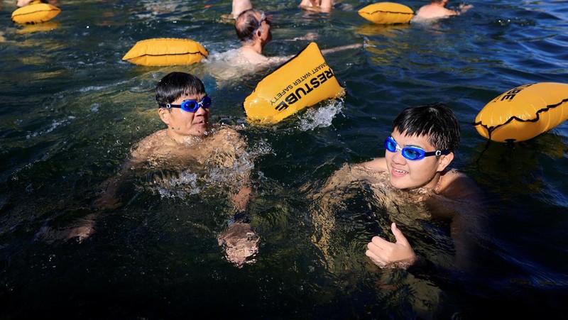 Gelombang cuaca panas yang melanda kawasan Eropa. Di Paris Perancis, rata-rata setiap hari puluhan orang menceburkan diri ke sungai Seine, karena suhu semakin panas. (REUTERS/Abdul Saboor)