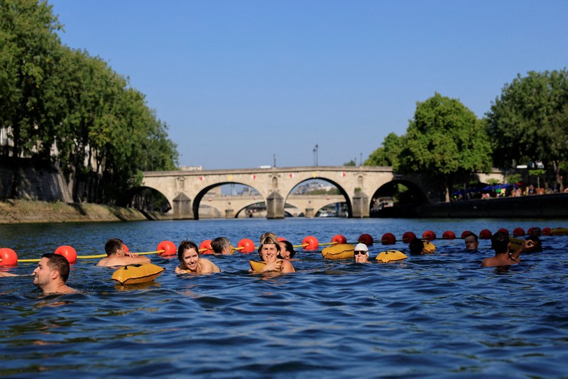 Gelombang cuaca panas yang melanda kawasan Eropa. Di Paris Perancis, rata-rata setiap hari puluhan orang menceburkan diri ke sungai Seine, karena suhu semakin panas. Gelombang cuaca panas yang melanda kawasan Eropa. Di Paris Perancis, rata-rata setiap hari puluhan orang menceburkan diri ke sungai Seine, karena suhu semakin panas. (REUTERS/Abdul Saboor)
