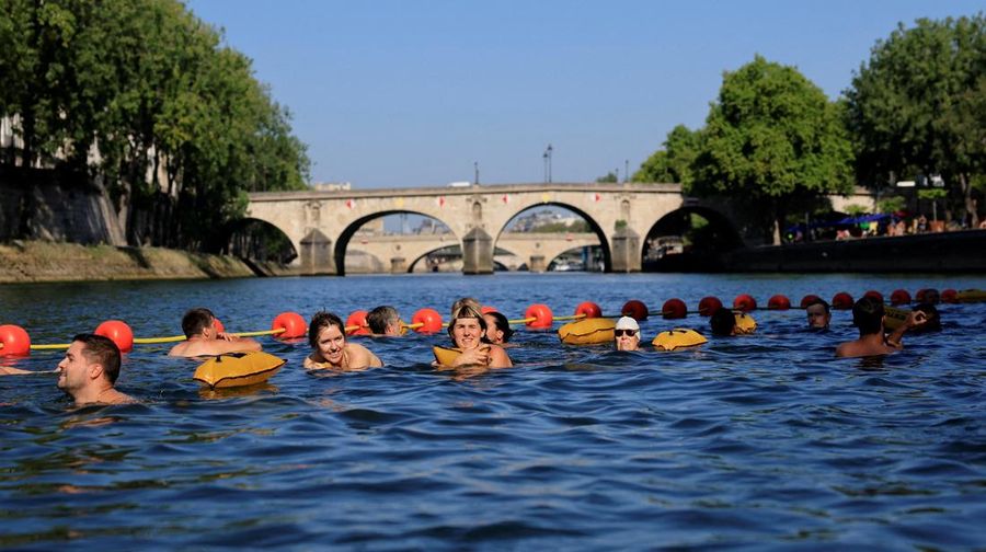 Gelombang cuaca panas yang melanda kawasan Eropa. Di Paris Perancis, rata-rata setiap hari puluhan orang menceburkan diri ke sungai Seine, karena suhu semakin panas. (REUTERS/Abdul Saboor)
